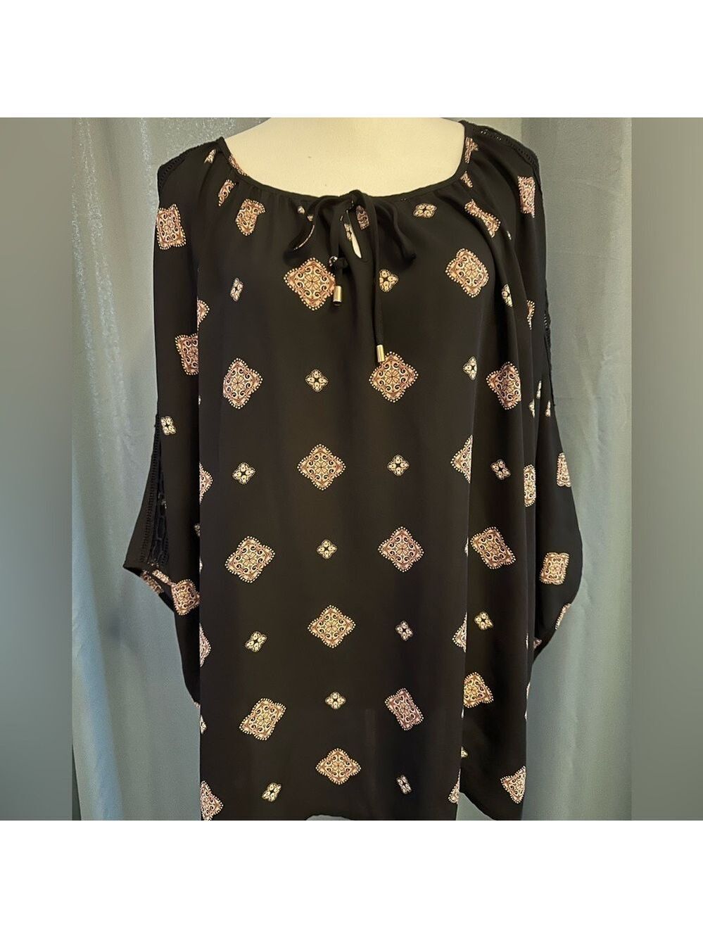 Roz&Ali Black blouse with geometrical designs Sz 1X pre loved